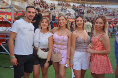 Jesús, Mar, María del Mar, Lidia y Natalia disfrutaron del ambiente en la Plaza de Toros.