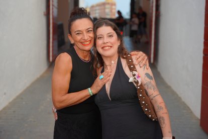 Trini y Lorena no quisieron perderse la actuación de Galván Real.