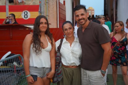 Valeria, Anabel y Agustín disfrutaron del concierto de Galván Real.