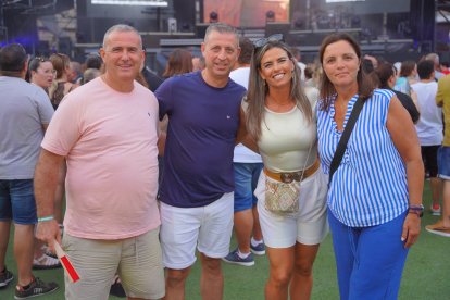 Antonio, Rafael, Gabriela y Pilar, llegados desde Córdoba, disfrutaron de la previa del concierto de Galván Real.