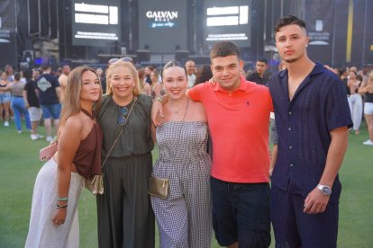 Carla, Gema, Lucía, Paco y José se reunieron para vivir el concierto de Galván Real.