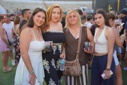 Lorena, Eva, Loli y María disfrutaron juntas del concierto.