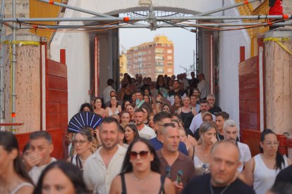 Los asistentes al concierto de Galván Real, entrando en la Plaza de Toros.