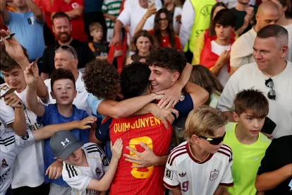 Celebrando con los suyos el triunfo de España en el Europeo.