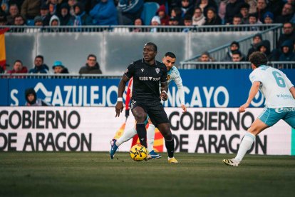 Dion Lopy es uno de los fijos del Almería y jugó en el Ibercaja Estadio.