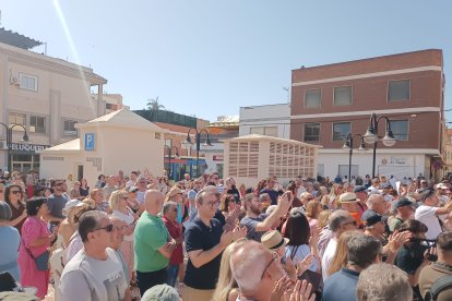Más de 350 personas acudieron a la manifestación contra el cierre del cuartel de la Guardia Civil de Roquetas de Mar.