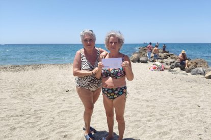 Maribel y Montsé, amigas de Córdoba, que llevan veraneando varios años en Almería.