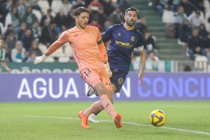 Carlos Marín tiene contrato en el Córdoba hasta 2028.