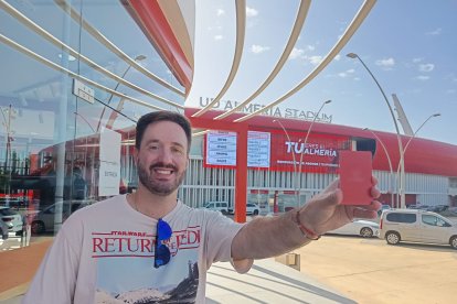 Sentimiento rojiblanco en el primer día de las renovaciones presenciales en el Almería.
