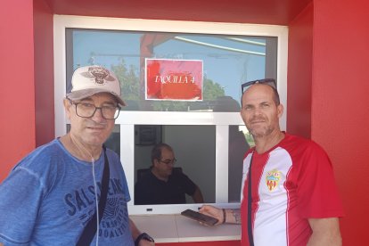 Sentimiento rojiblanco en el primer día de las renovaciones presenciales en el Almería.