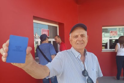 Sentimiento rojiblanco en el primer día de las renovaciones presenciales en el Almería.