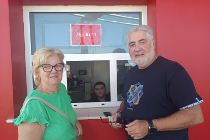 Sentimiento rojiblanco en el primer día de las renovaciones presenciales en el Almería.