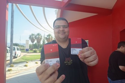 Sentimiento rojiblanco en el primer día de las renovaciones presenciales en el Almería.