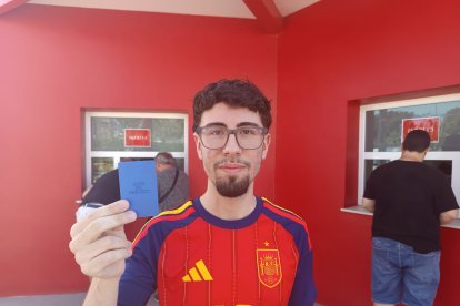 Sentimiento rojiblanco en el primer día de las renovaciones presenciales en el Almería.