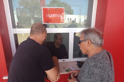 Sentimiento rojiblanco en el primer día de las renovaciones presenciales en el Almería.