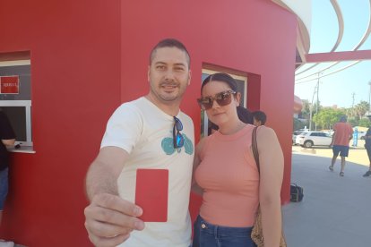 Sentimiento rojiblanco en el primer día de las renovaciones presenciales en el Almería.