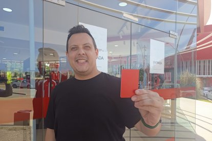 Sentimiento rojiblanco en el primer día de las renovaciones presenciales en el Almería.