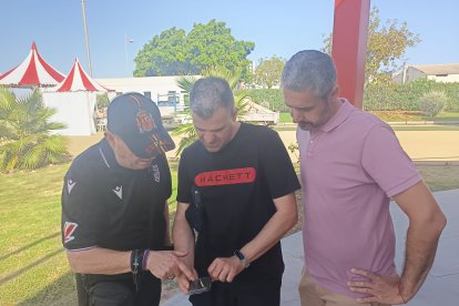Sentimiento rojiblanco en el primer día de las renovaciones presenciales en el Almería.