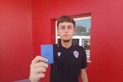 Sentimiento rojiblanco en el primer día de las renovaciones presenciales en el Almería.