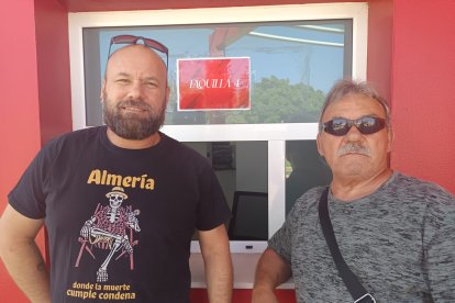 Sentimiento rojiblanco en el primer día de las renovaciones presenciales en el Almería.