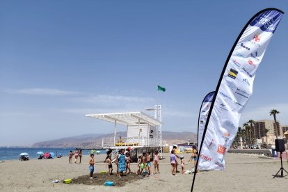 Las monitoras de Decroly con los más chicos en la playa de Almería.