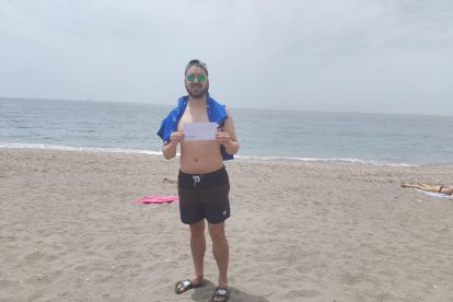 Antonio con su entrada para las Cuevas de Sorbas después de la entrevista a pie de playa.