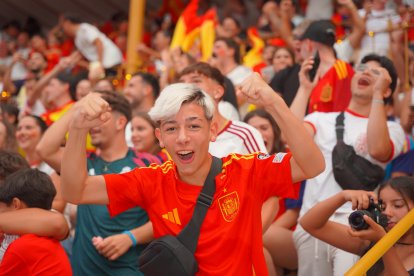 Almería persigue el sueño de 2010 entre cánticos, banderas y una fiesta que ya mira a la final.