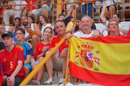 Almería persigue el sueño de 2010 entre cánticos, banderas y una fiesta que ya mira a la final.