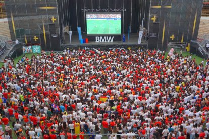 Almería persigue el sueño de 2010 entre cánticos, banderas y una fiesta que ya mira a la final.