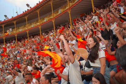 Almería persigue el sueño de 2010 entre cánticos, banderas y una fiesta que ya mira a la final.