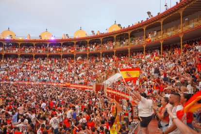 Almería persigue el sueño de 2010 entre cánticos, banderas y una fiesta que ya mira a la final.