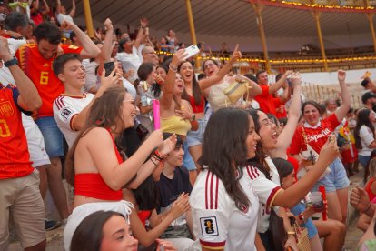 Almería persigue el sueño de 2010 entre cánticos, banderas y una fiesta que ya mira a la final.