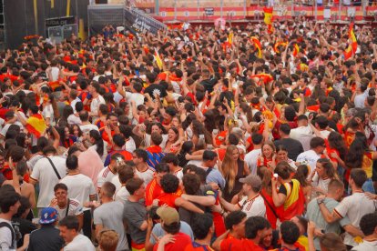 Almería persigue el sueño de 2010 entre cánticos, banderas y una fiesta que ya mira a la final.
