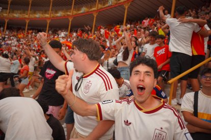 Almería persigue el sueño de 2010 entre cánticos, banderas y una fiesta que ya mira a la final.