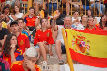 Almería persigue el sueño de 2010 entre cánticos, banderas y una fiesta que ya mira a la final.