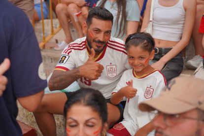 Almería persigue el sueño de 2010 entre cánticos, banderas y una fiesta que ya mira a la final.