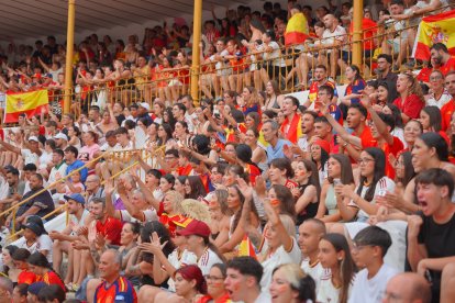 Almería persigue el sueño de 2010 entre cánticos, banderas y una fiesta que ya mira a la final.