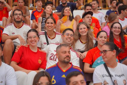 Almería persigue el sueño de 2010 entre cánticos, banderas y una fiesta que ya mira a la final.