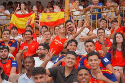 Almería persigue el sueño de 2010 entre cánticos, banderas y una fiesta que ya mira a la final.