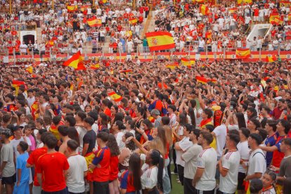 Almería persigue el sueño de 2010 entre cánticos, banderas y una fiesta que ya mira a la final.