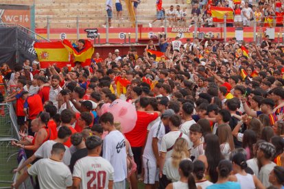 Almería persigue el sueño de 2010 entre cánticos, banderas y una fiesta que ya mira a la final.