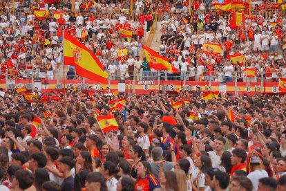 Almería persigue el sueño de 2010 entre cánticos, banderas y una fiesta que ya mira a la final.