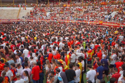 Almería persigue el sueño de 2010 entre cánticos, banderas y una fiesta que ya mira a la final.