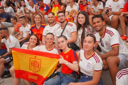 Almería persigue el sueño de 2010 entre cánticos, banderas y una fiesta que ya mira a la final.