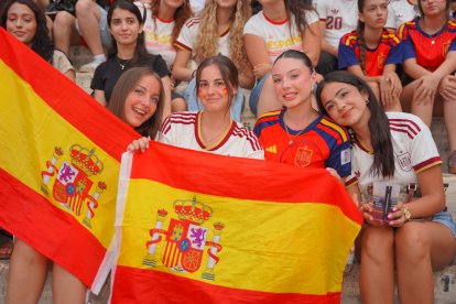 Almería persigue el sueño de 2010 entre cánticos, banderas y una fiesta que ya mira a la final.