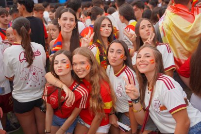 Almería persigue el sueño de 2010 entre cánticos, banderas y una fiesta que ya mira a la final.