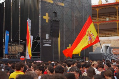 Almería persigue el sueño de 2010 entre cánticos, banderas y una fiesta que ya mira a la final.