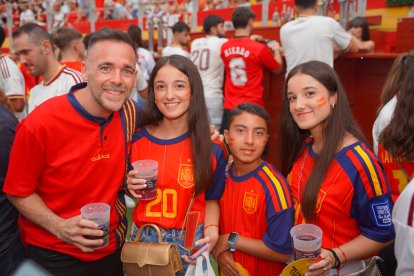 Almería persigue el sueño de 2010 entre cánticos, banderas y una fiesta que ya mira a la final.
