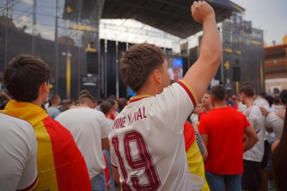 Almería persigue el sueño de 2010 entre cánticos, banderas y una fiesta que ya mira a la final.