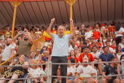 Almería persigue el sueño de 2010 entre cánticos, banderas y una fiesta que ya mira a la final.